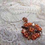 Collana con ciondolo autunnale con cristalli Swarovski e perle di vetro a occhio di gatto